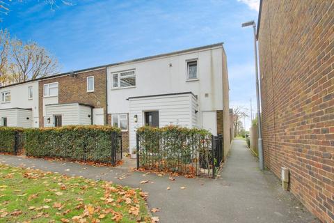 3 bedroom end of terrace house to rent, Valley Road, Uxbridge UB10