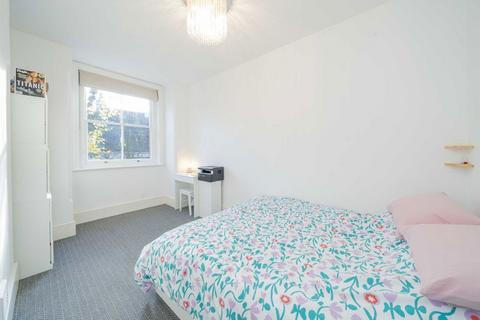 2 bedroom flat to rent, Grove Place, London NW3