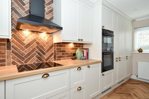 2 Holsworthy, Shoeburyness, Southend-on-sea, SS3 8BG