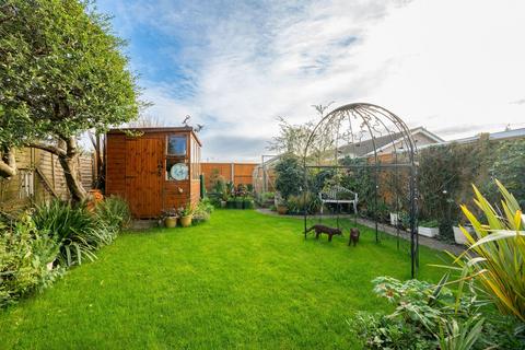 23 Ashurst Close, Horsham, RH12 4JN
