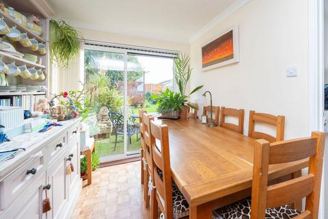 23 Ashurst Close, Horsham, RH12 4JN