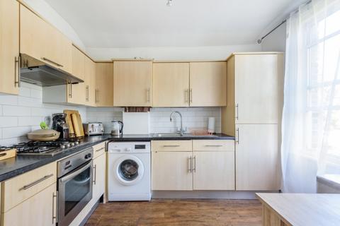 2 bedroom flat to rent, Berber Road London SW11