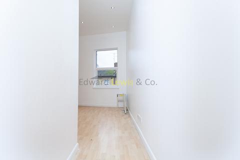 Studio to rent, Rowhill Road, London E5