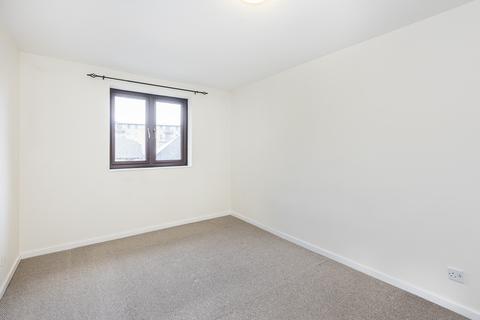 2 bedroom flat to rent, Riverside Close, London E5