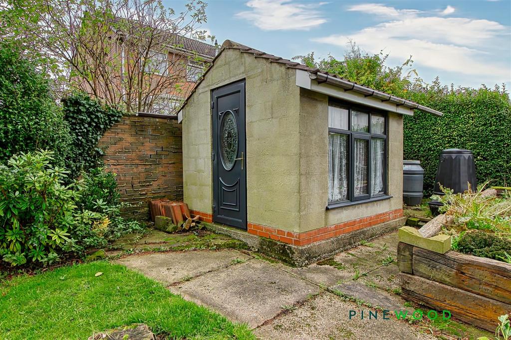 Rear garden    shed/store