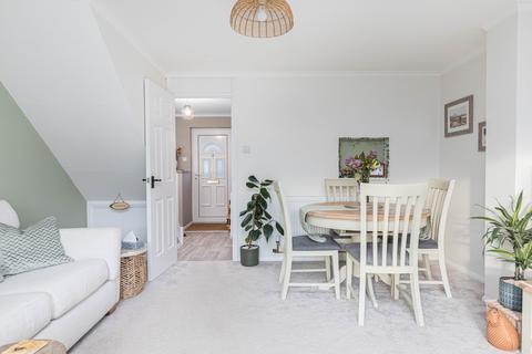 32 Estcots Drive, East Grinstead, RH19 3DB