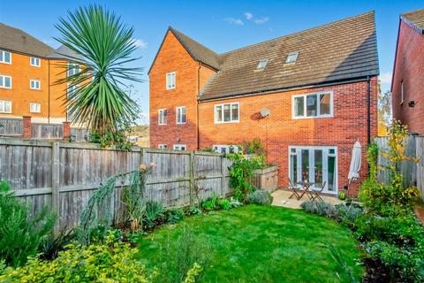 3 bedroom townhouse for sale, Honeybourne Road, Leeds