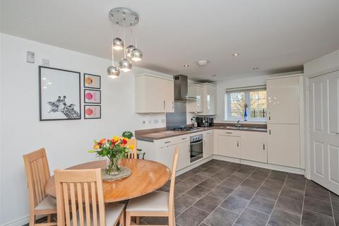 3 bedroom townhouse for sale, Honeybourne Road, Leeds