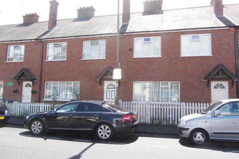 2 bedroom terraced house to rent, Walton Road, Woking GU21