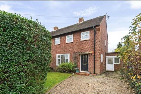 3 bedroom property to rent, Coveham Crescent, Cobham