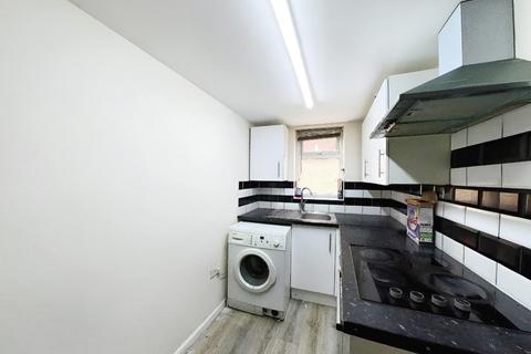 2 bedroom flat to rent, Collier Row Lane RM5