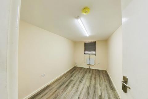 2 bedroom flat to rent, Collier Row Lane RM5