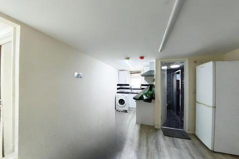 2 bedroom flat to rent, Collier Row Lane RM5