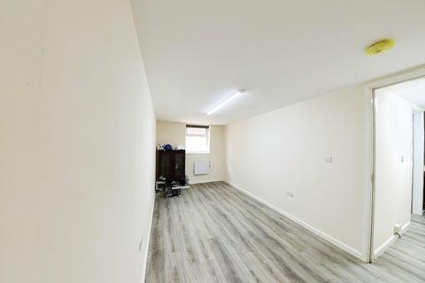 2 bedroom flat to rent, Collier Row Lane RM5