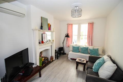 3 bedroom semi-detached house to rent, Woodfield Park Drive, Leigh-On-Sea