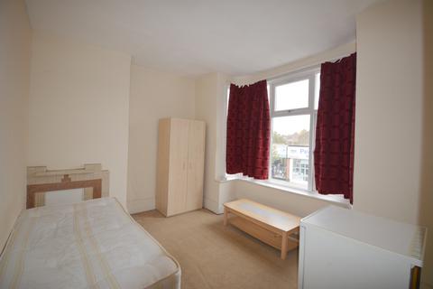 1 bedroom in a flat share to rent, Northfield Avenue, London, W13