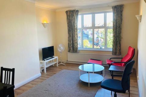 2 bedroom flat to rent, ST MARGARETS ROAD