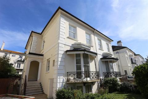 3 bedroom maisonette to rent, Medina Villas, Hove