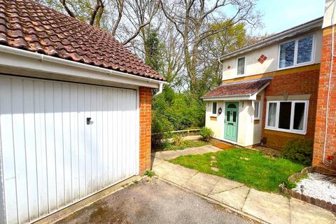 3 bedroom semi-detached house to rent, Rattigan Gardens, Fareham PO15