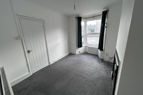 3 bedroom terraced house to rent, Vale Road, Northfleet DA11