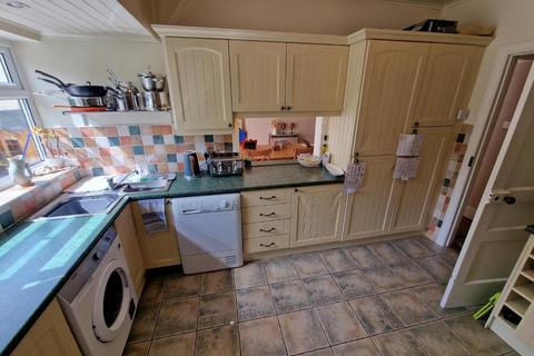 3 bedroom terraced house to rent, Baron Road, Penarth