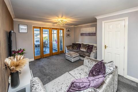 4 bedroom semi-detached house for sale, Winscar Avenue, Bradford BD6