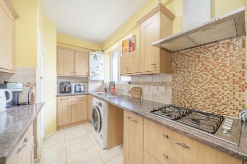 3 bedroom flat to rent, Tulse Hill, London SW2