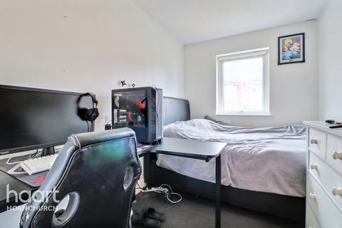 7 Warwick Close, Hornchurch, RM11 3DQ