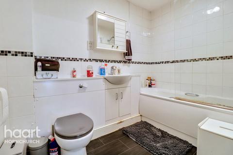 7 Warwick Close, Hornchurch, RM11 3DQ