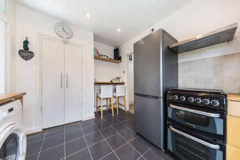 2 bedroom flat to rent, Queenstown Road, Battersea, London, SW8