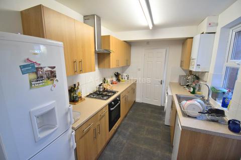 4 bedroom terraced house to rent, Grange Ave, Reading