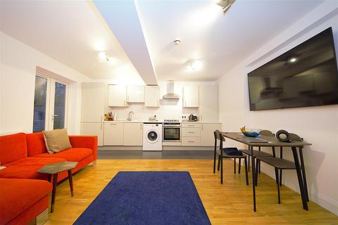 3 bedroom flat to rent, Fortis Green, East Finchley