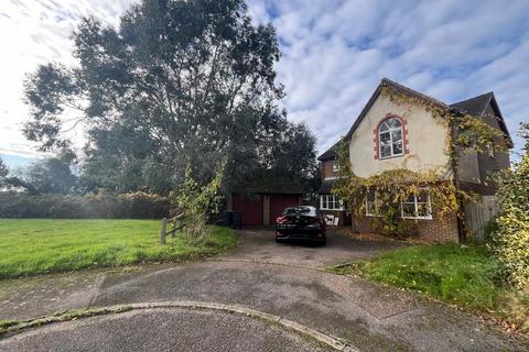 4 bedroom detached house to rent, Drake Avenue, Caterham