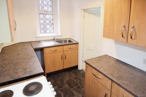 2 bedroom end of terrace house to rent, Lark Street, Keighley BD21