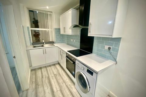 2 bedroom flat to rent, High Street, Flat 1