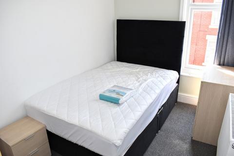 4 bedroom terraced house to rent, Milnthorpe Street, Salford