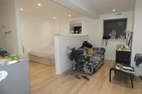 Studio to rent, Upton Park, Slough