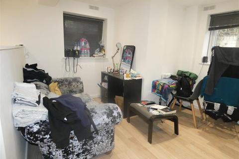 Studio to rent, Upton Park, Slough