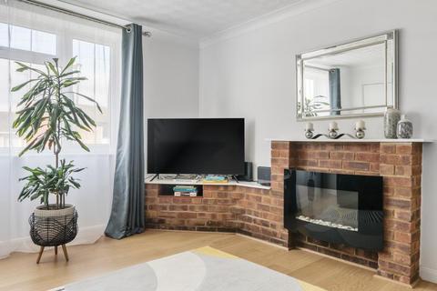 16 Birch Way, Chesham, HP5 3JL