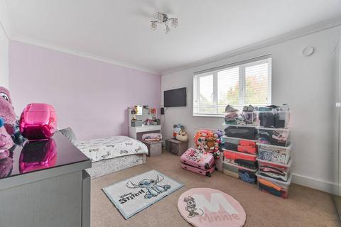 4 bedroom flat to rent, Benhill Road, Sutton, SM1