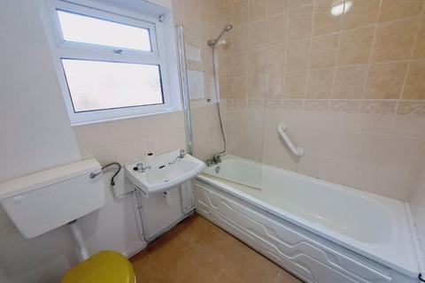 2 bedroom semi-detached house to rent, Hollings Crescent, Wallsend