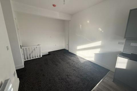 2 bedroom flat to rent, Bens Avenue, Huddersfield