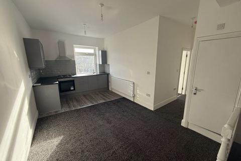 2 bedroom flat to rent, Bens Avenue, Huddersfield