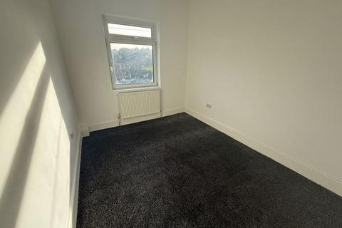 2 bedroom flat to rent, Bens Avenue, Huddersfield