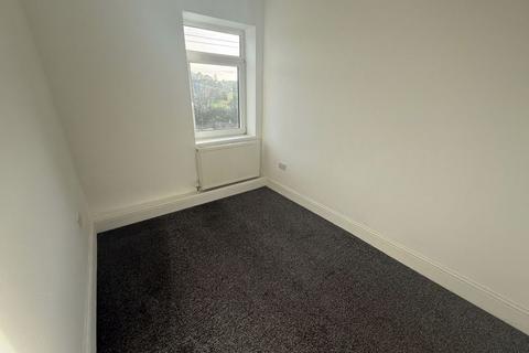 2 bedroom flat to rent, Bens Avenue, Huddersfield