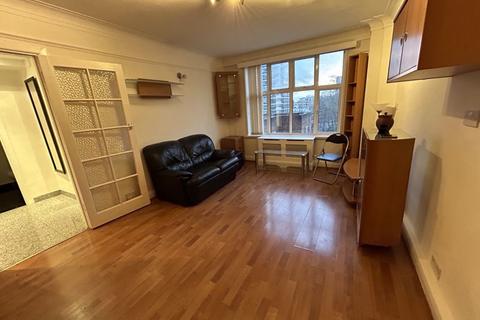 Studio to rent, Edgware Road, London