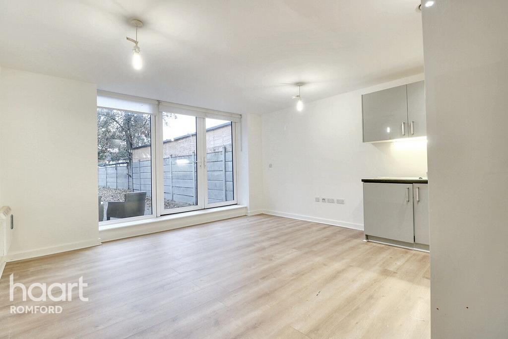 https://media.onthemarket.com/properties/16140740/1518580402/image-5-1024x1024.jpg