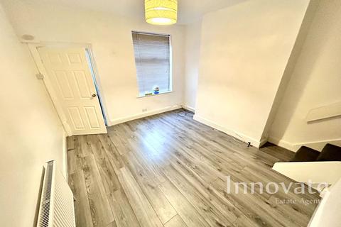 2 bedroom terraced house to rent, Farm Road, Oldbury B68