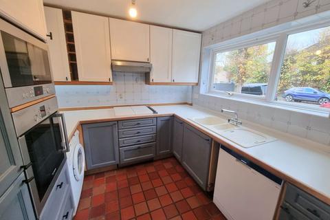 4 bedroom link detached house to rent, York Road, Sutton