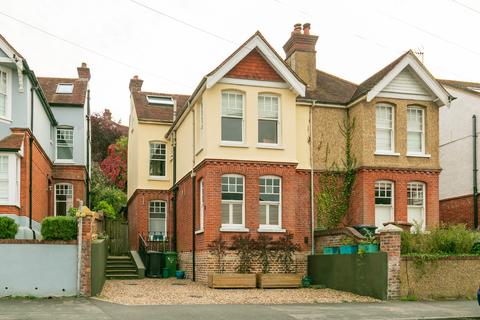 4 bedroom end of terrace house to rent, Wodeland Avenue, Guildford